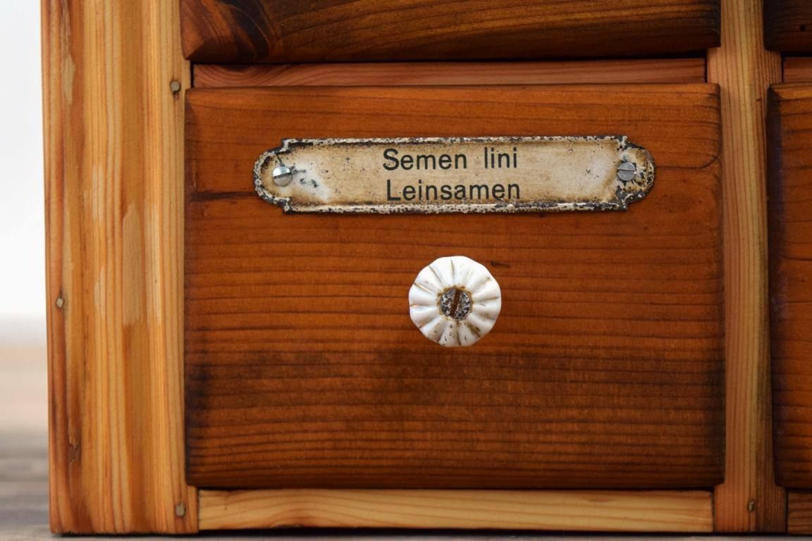 Beschriftete Apothekerschublade Leinsamen
