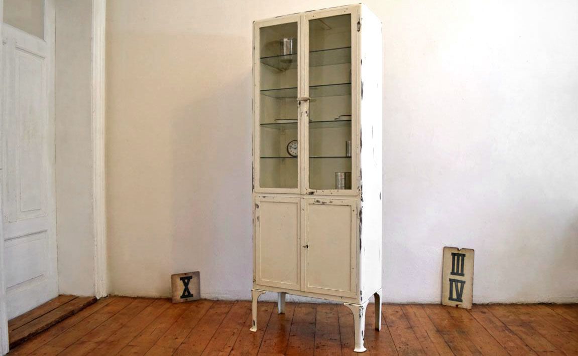 Apothekervitrine aus Metall um 1920