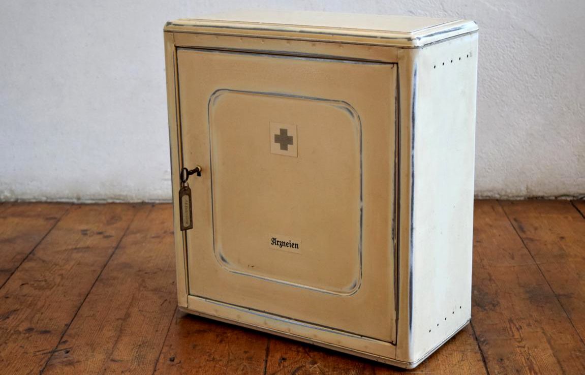 Bauhaus Metall-Wandschrank aus den 1920er Jahren