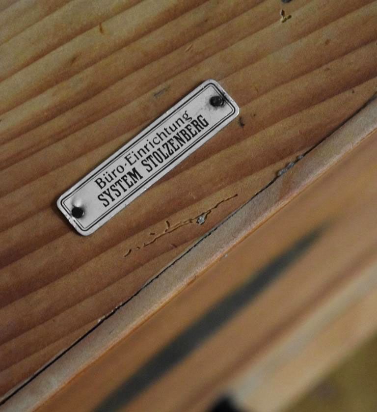 Rollladenschrank mit Markung vom Hersteller Stolzenberg