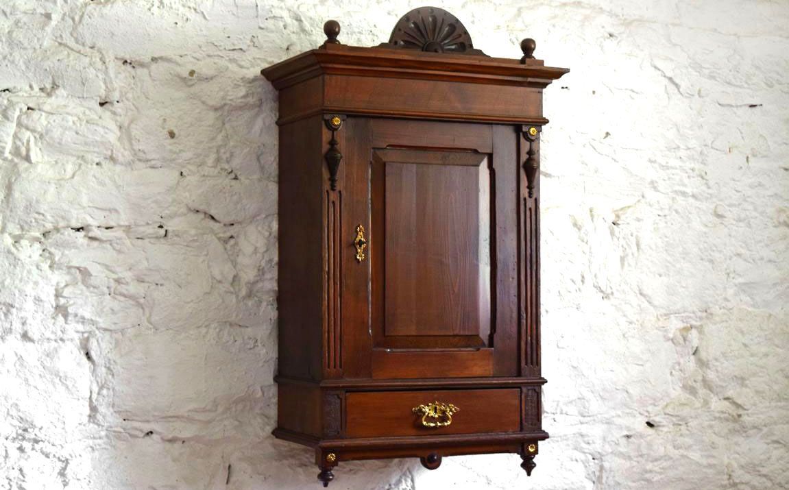 victorianischer Wandschrank aus Teak Holz mit vielen Verzierungen