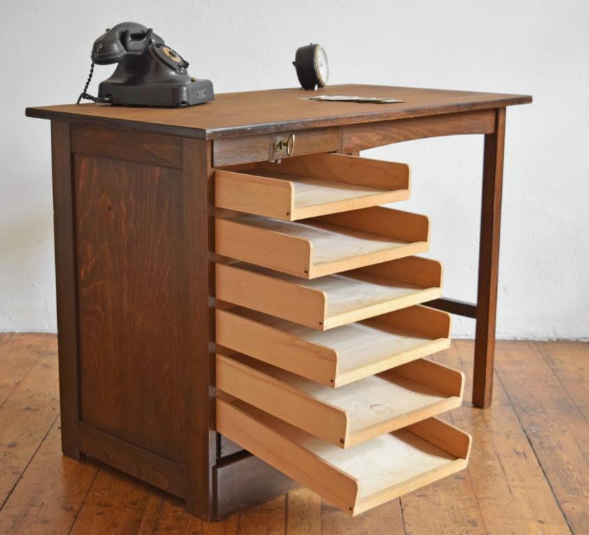 Antiker Kinderschreibtisch mit Rollladen und dicken Holzschubladen