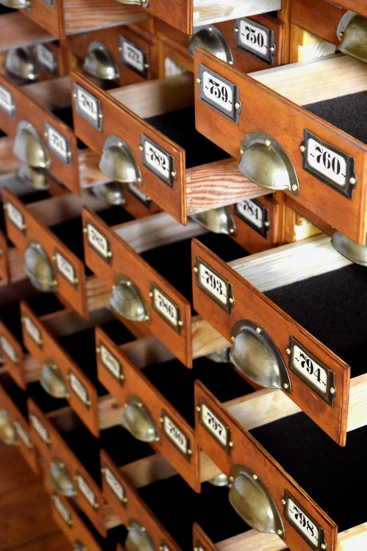 Griffe und Beschriftungsfelder auf antiken Schubladen