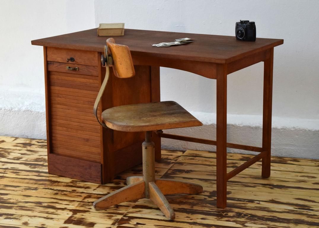 kleiner niedriger Schreibtisch aus den 1930ern zum Schreibmaschineschreiben
