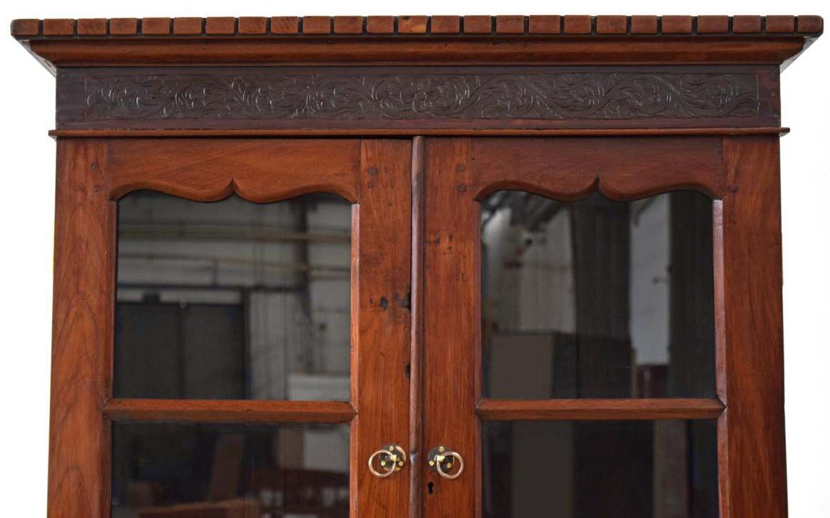 Fries an einer alten Apothekervitrine