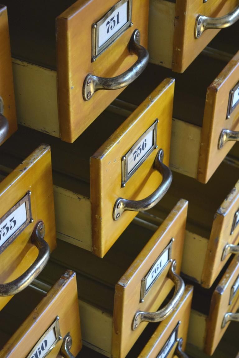 geöffnete Schubladen eines alten Schubladenschrankes aus Metall mit Oberfläche in Holzoptik