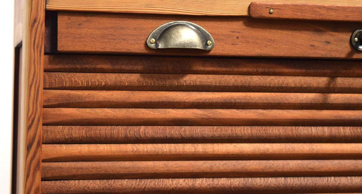 Detailbild eines alten hölzernen flachgewölbten Rollladens 