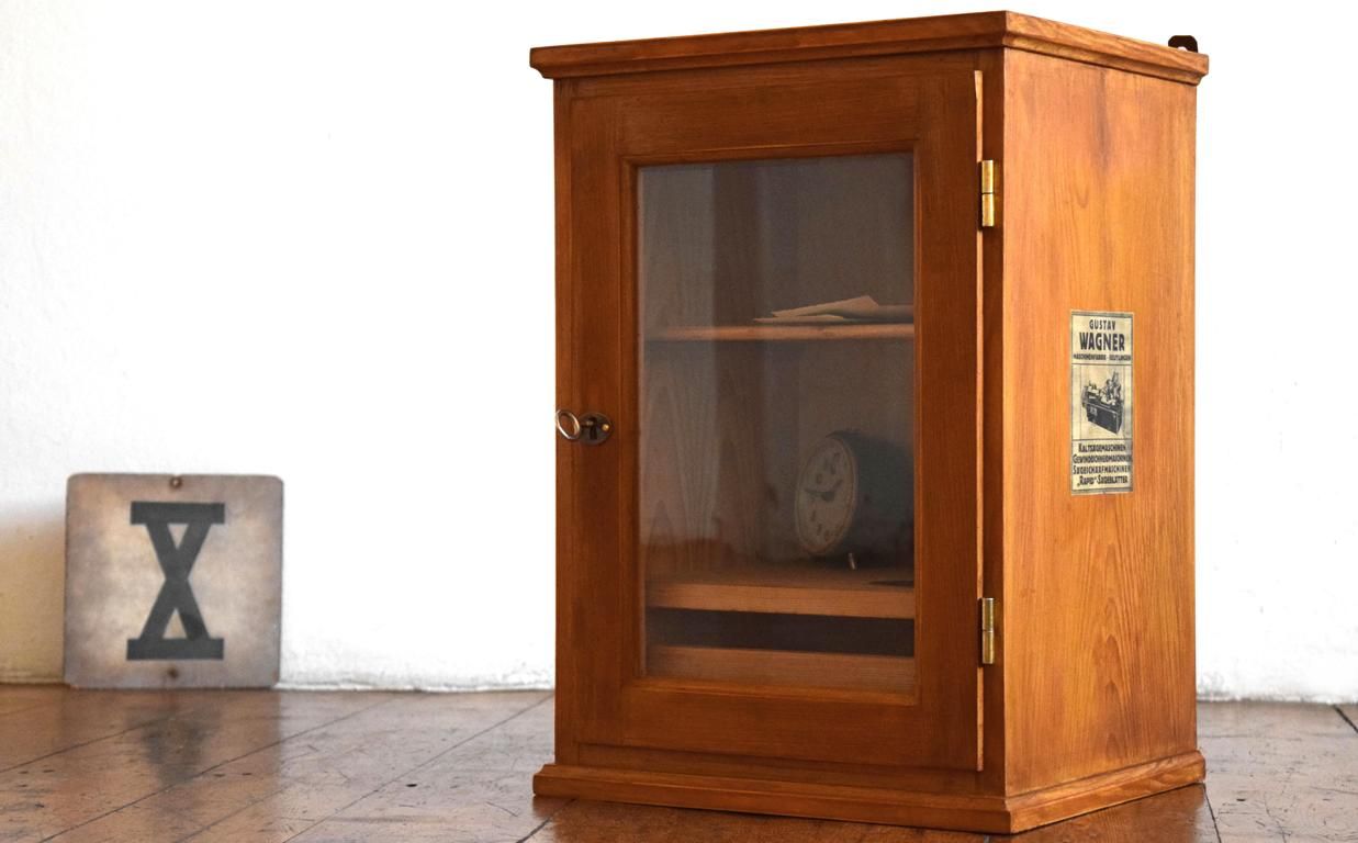 antiker Wandschrank mit Glastüre