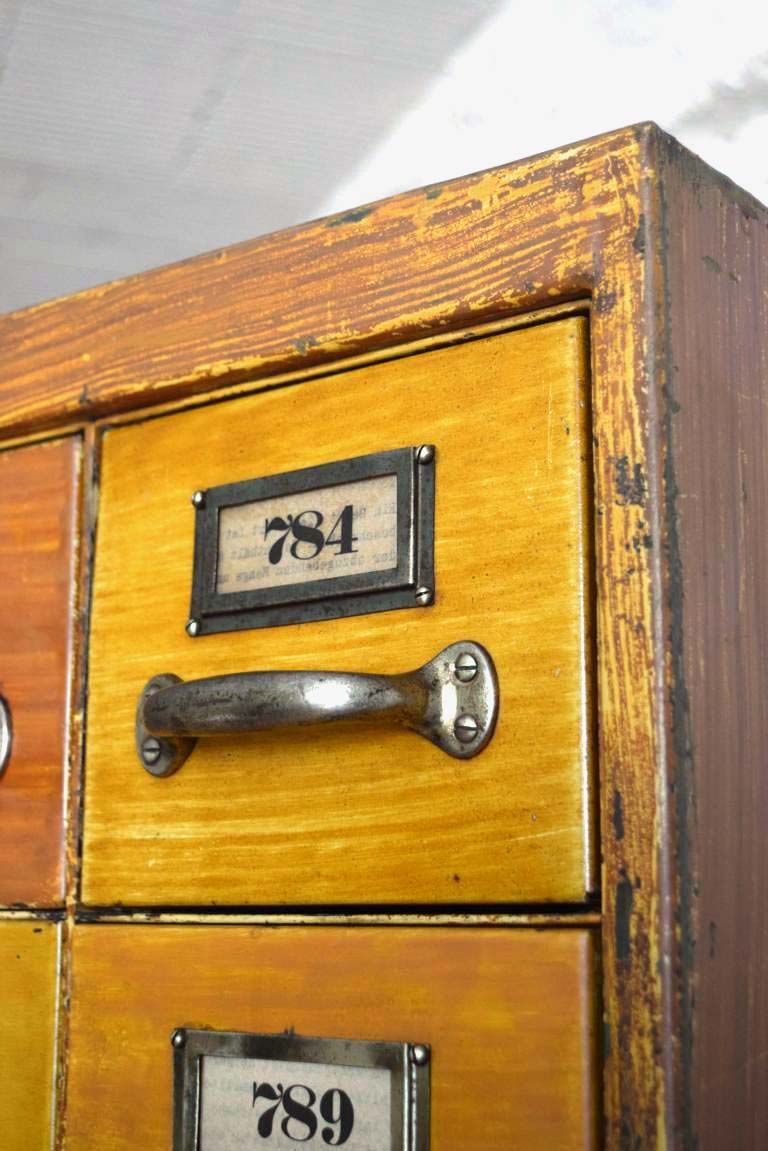 Schublade eines antiken Schubladenschrankes aus Metall mit Oberfläche in Holzoptik