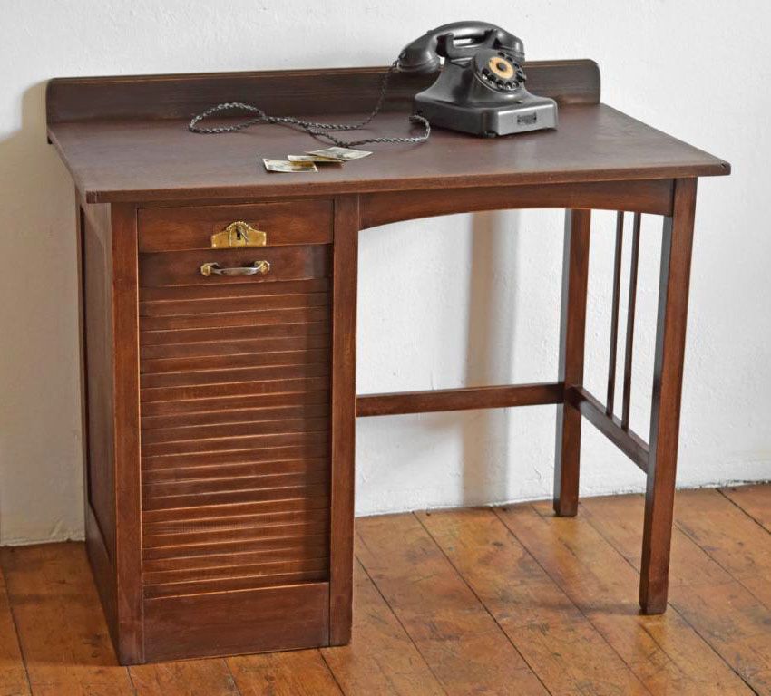 Antiker Schreibtisch mit Rollladen als Sideboard im Flur
