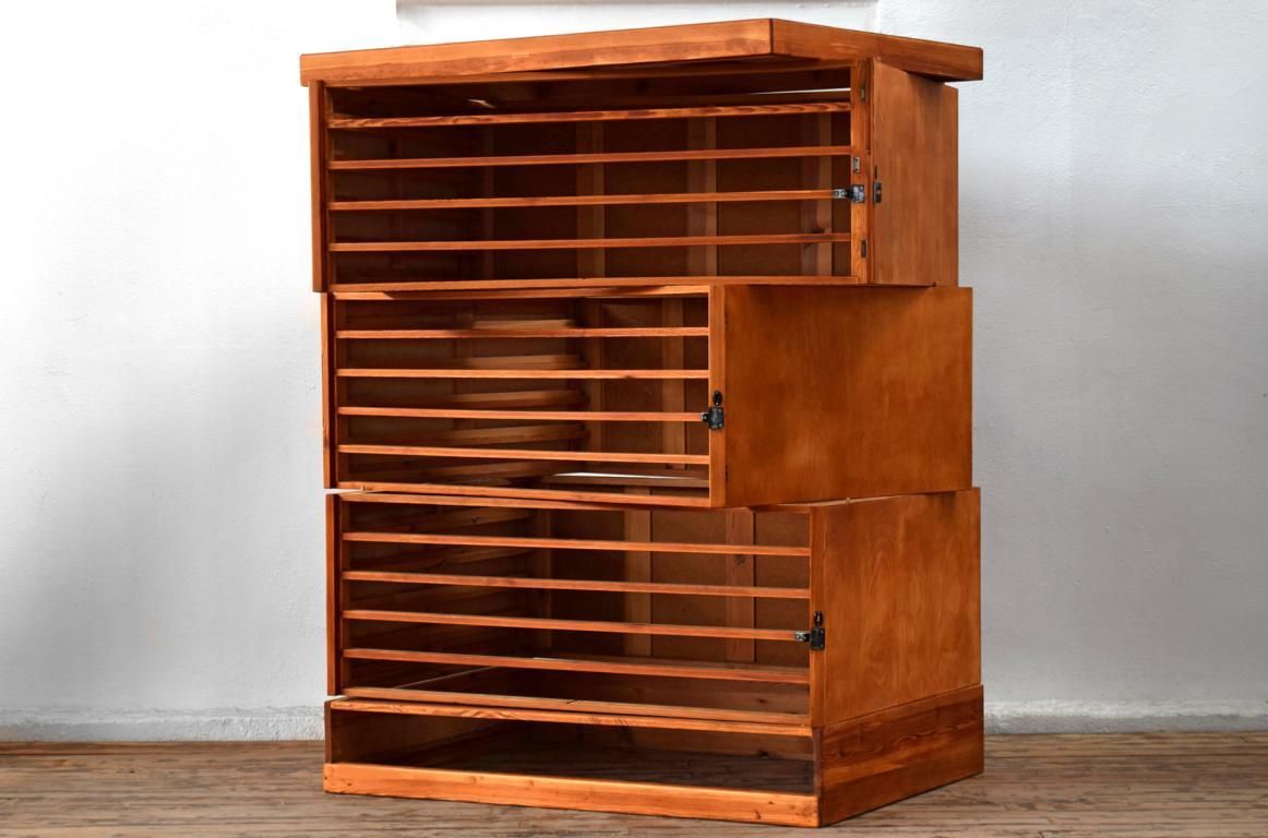 Module und Zwischenelement von einem antiken Grafikschrank A0