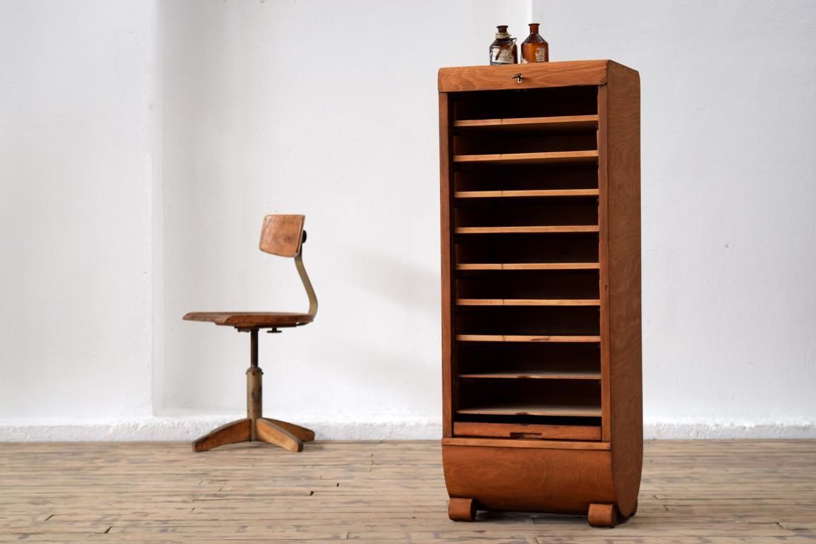 offener halbhoher antiker Rolladenschrank