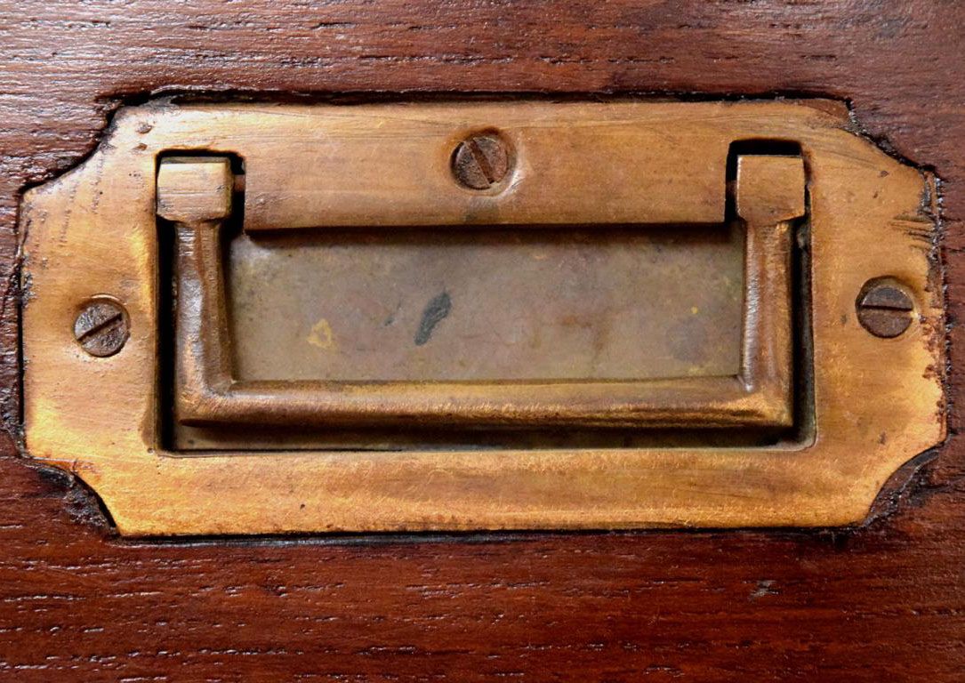 antiker Möbelgriff aus Messing (um 1900)