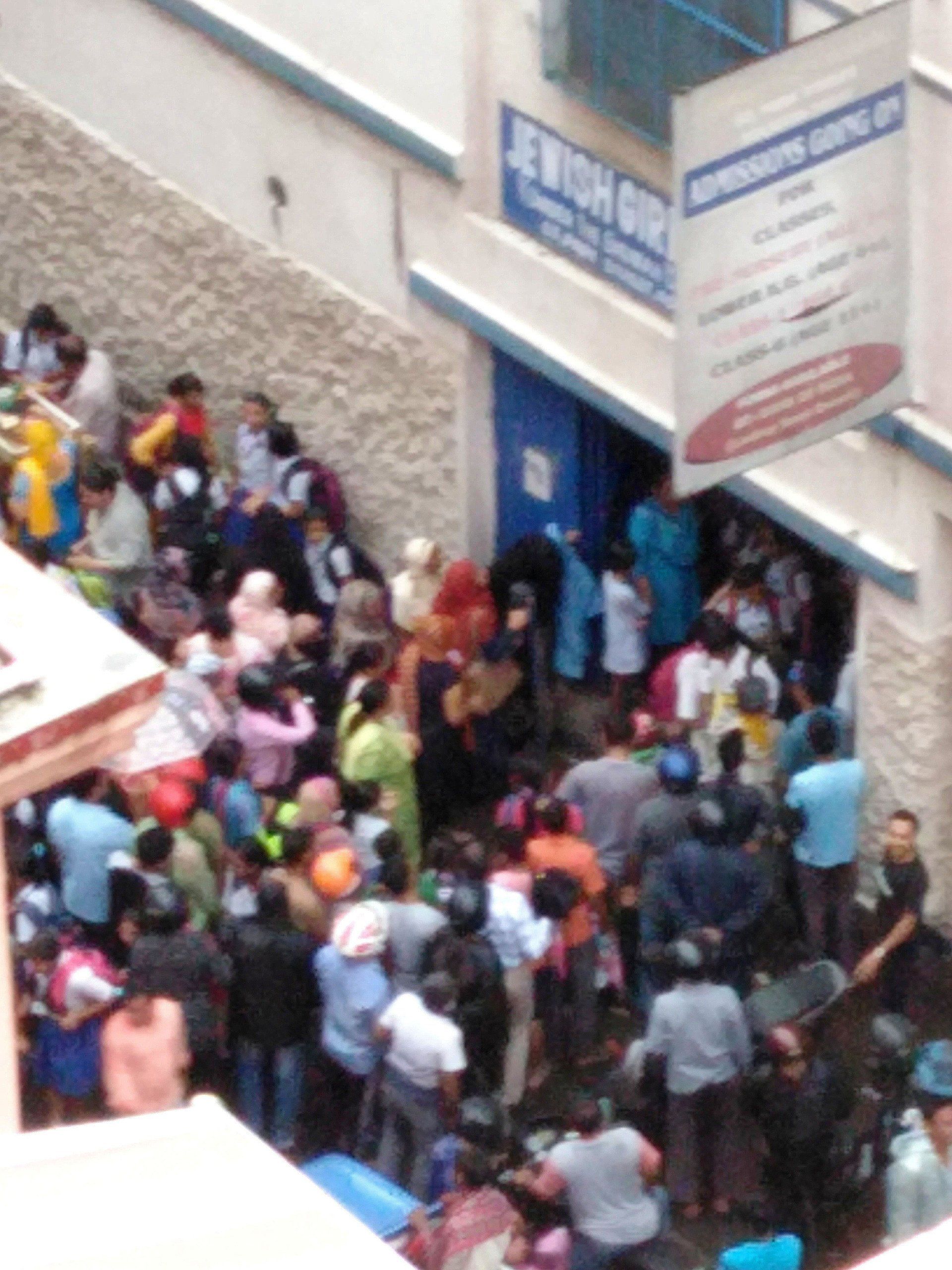 Eingang der jüdischen Mädchenschule fotografiert vom Dachgarten des gegenüberliegenden Hauses: 7, Royd St, Esplanade, Taltala, Kolkata,
