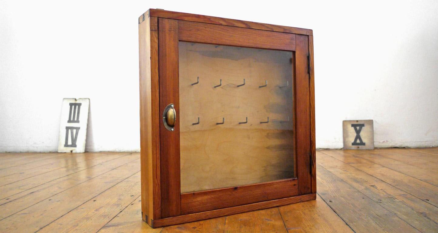 kleiner hölzerner Wandschrank für Schlüssel, antik