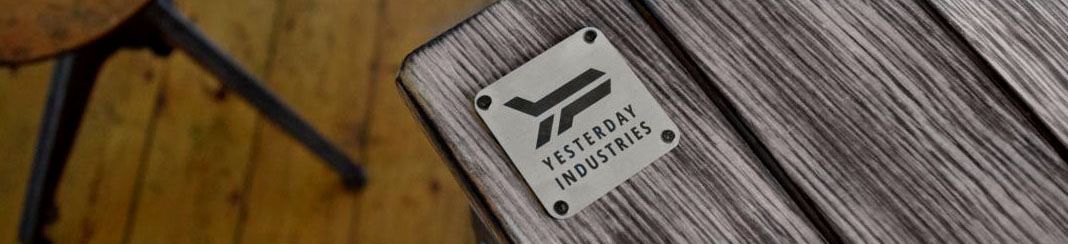 Yesterday Industries Logo Metall neben altem Telefon