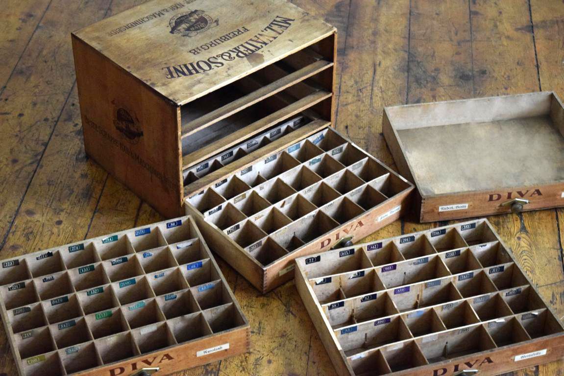 Schubladen, die innen mit Unterteilungen versehen sind