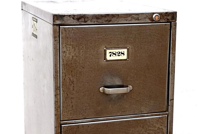 restaurierte Front eines antiken Schubladenschrankes mit Rost