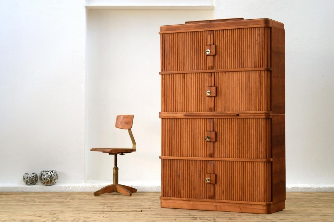 antiker Schrank aus Holz mit horizontal beweglichen Rollläden