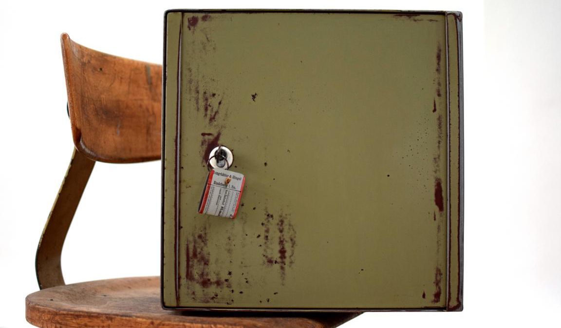 schmuckloser antiker Metall-Wandschrank in Bauhaus-Form