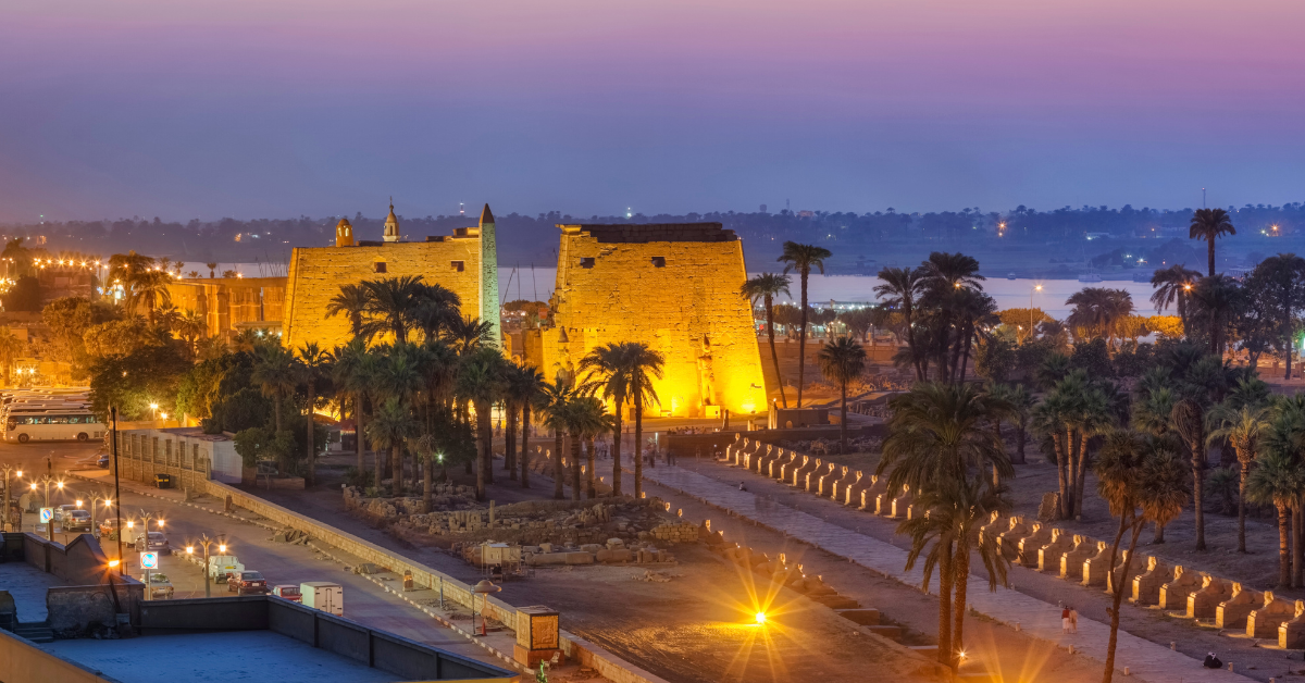 Un fascinante viaje de 8 días por la tierra de los faraones, desde la bulliciosa El Cairo hasta la serena Aswan. Descubre las majestuosas pirámides de Gizeh, explora los tesoros ocultos en el Valle de los Reyes, navega por el Nilo y visita los templos ancestrales de Edfu, Kom Ombo y Philae.