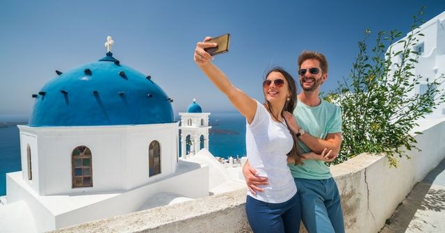 Disfruta los deslumbrantes paisajes del mar Egeo mientras exploras las encantadoras islas de Santorini y Mykonos. Impresionantes vistas al mar, las casas blancas y las iglesias de cúpulas azules de Santorini.