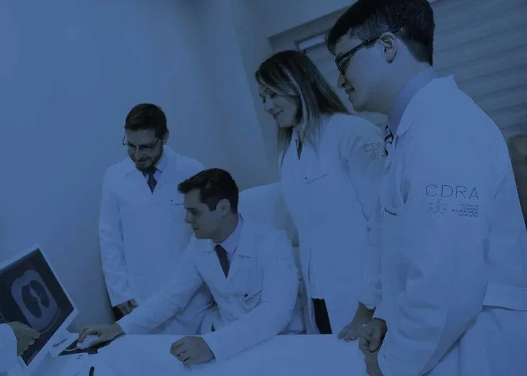 Um grupo de médicos está olhando para a tela de um computador.