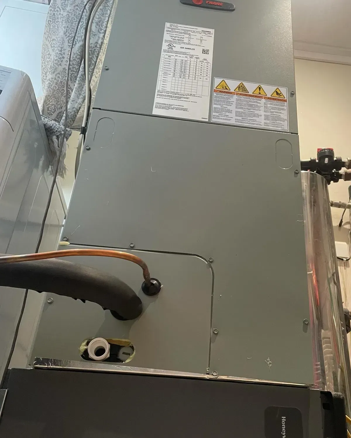 A close up of a heating and cooling system in a room.