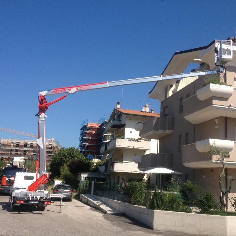 automezzo con braccio elettrico per traslochi