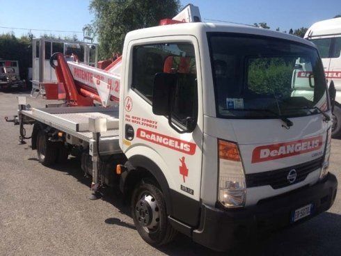 Piattaforma aerea autocarrata per trasporti industriali