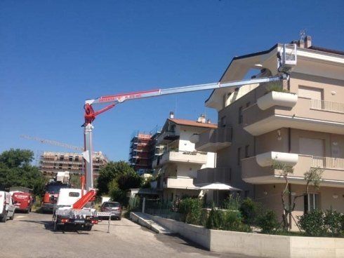 Piattaforma aerea autocarrata per traslochi