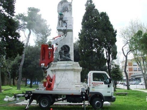 Piattaforma aerea autocarrata