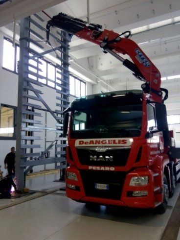 Servizio di noleggio autocarro con gru