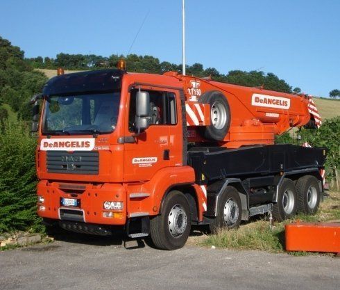 Camion con gru per lavori in quota