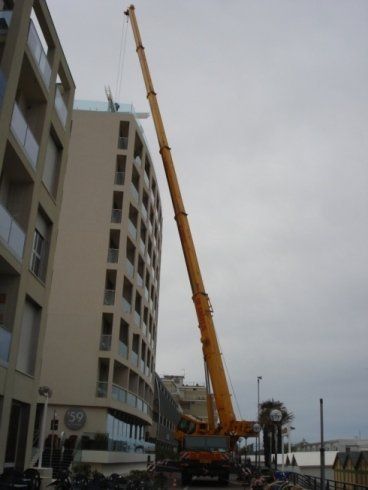 Lavori edili con autogrù