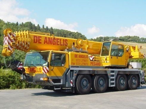 Autocarro con gru per movimentazione merce pesante