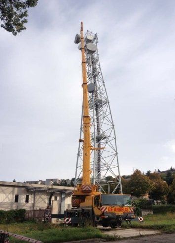 Autogrù in un cantiere navale