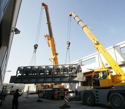 Autogrù in un cantiere navale