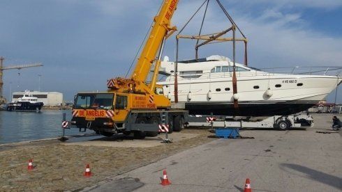 Autogrù durante il sollevamento di un'autogrù