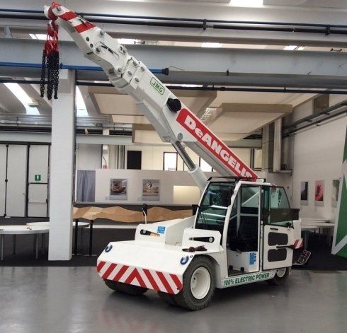 Autogrù semovente elettrica per movimentazione merce