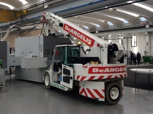 Gru semovente elettrica per trasporti industriali