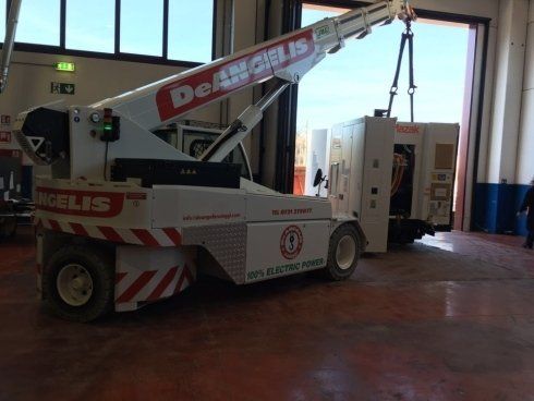 Gru semovente elettrica in un capannone industriale