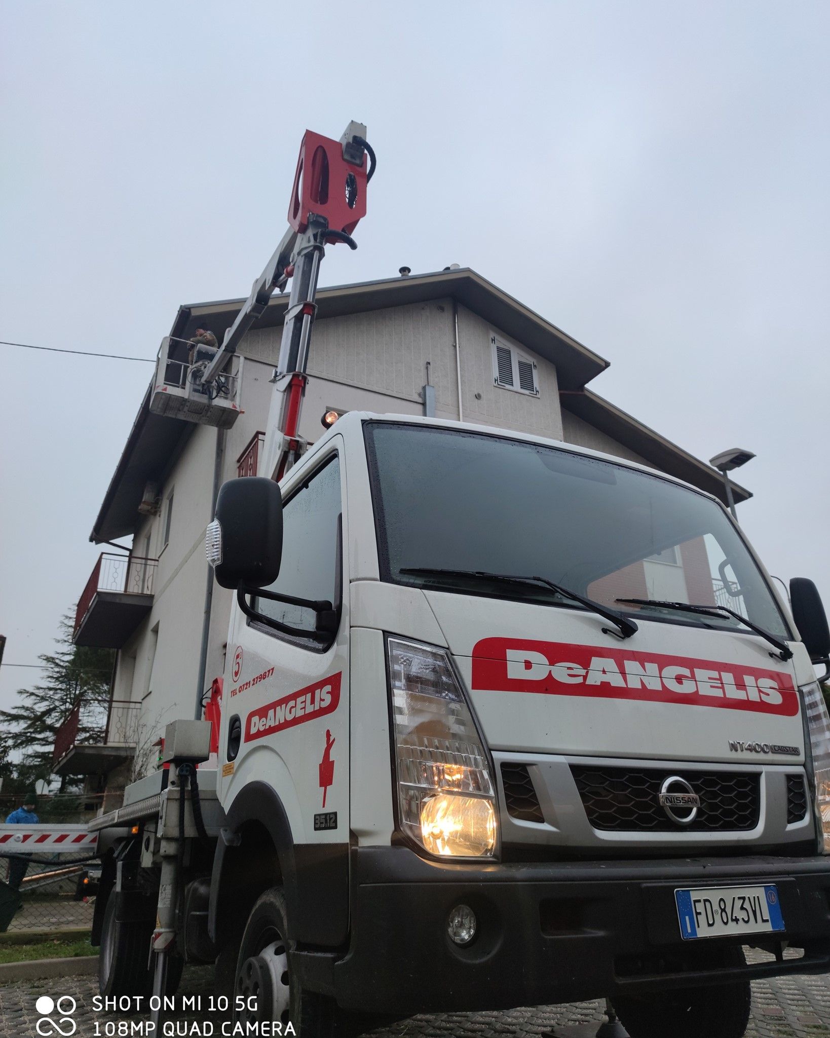 automezzo con piattaforma aerea