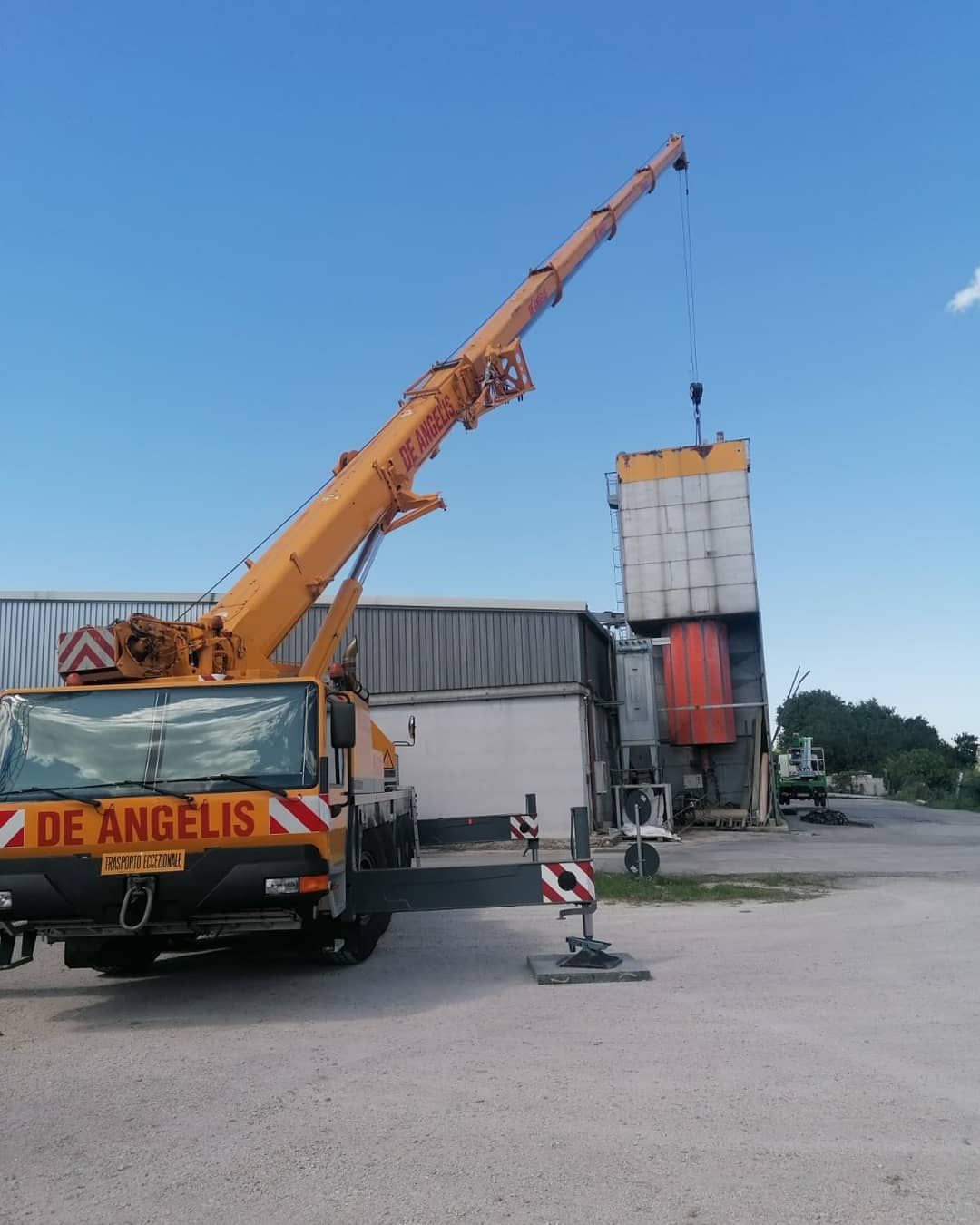 automezzo che sta effettuando un servizio di trasporto e logistica