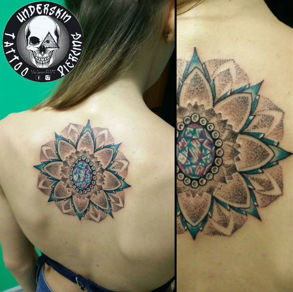 Tattoo di mandala su schiena femminile