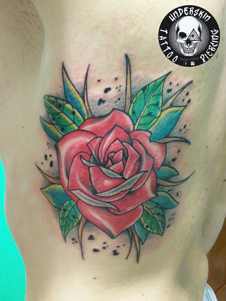 Tattoo di rosa a colori su schiena