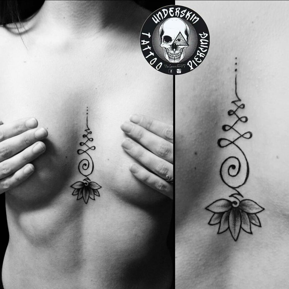 Tatuaggio artistico floreale su petto femminile