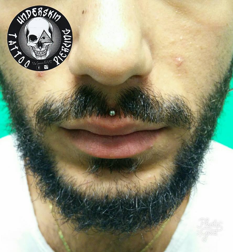 Ragazzo con medusa piercing