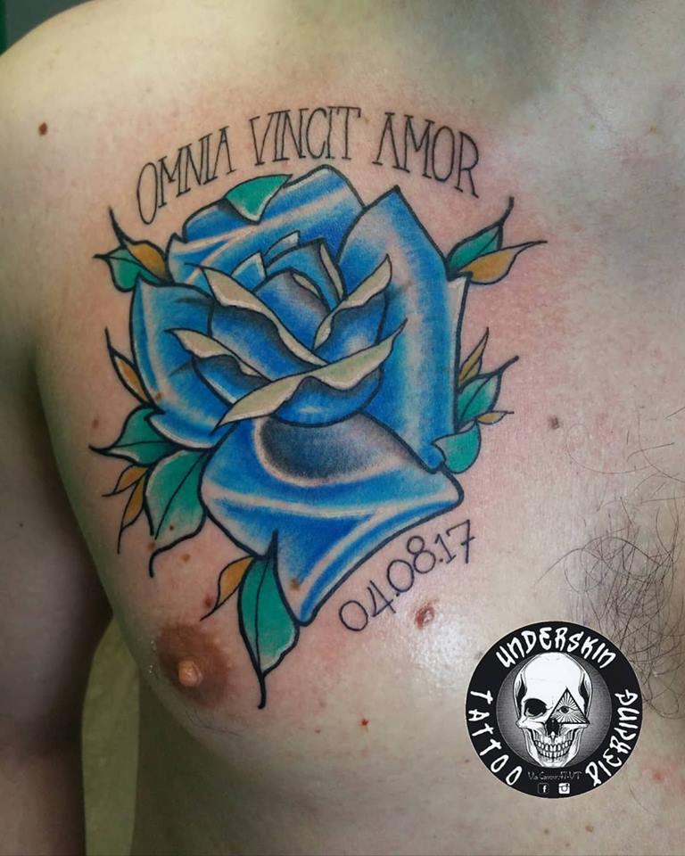 Tatuaggio di rosa blu su petto maschile