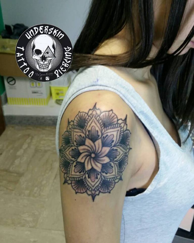 Tattoo di mandala in bianco e nero su spalla
